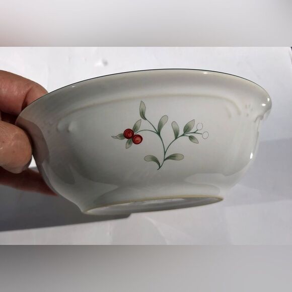 PFALTZGRAFT WINTERBERRY BOWL SET OF 4 BOWL WHITE WITH GREEN TRIM 6" X 2" TAL - Picture 2 of 10